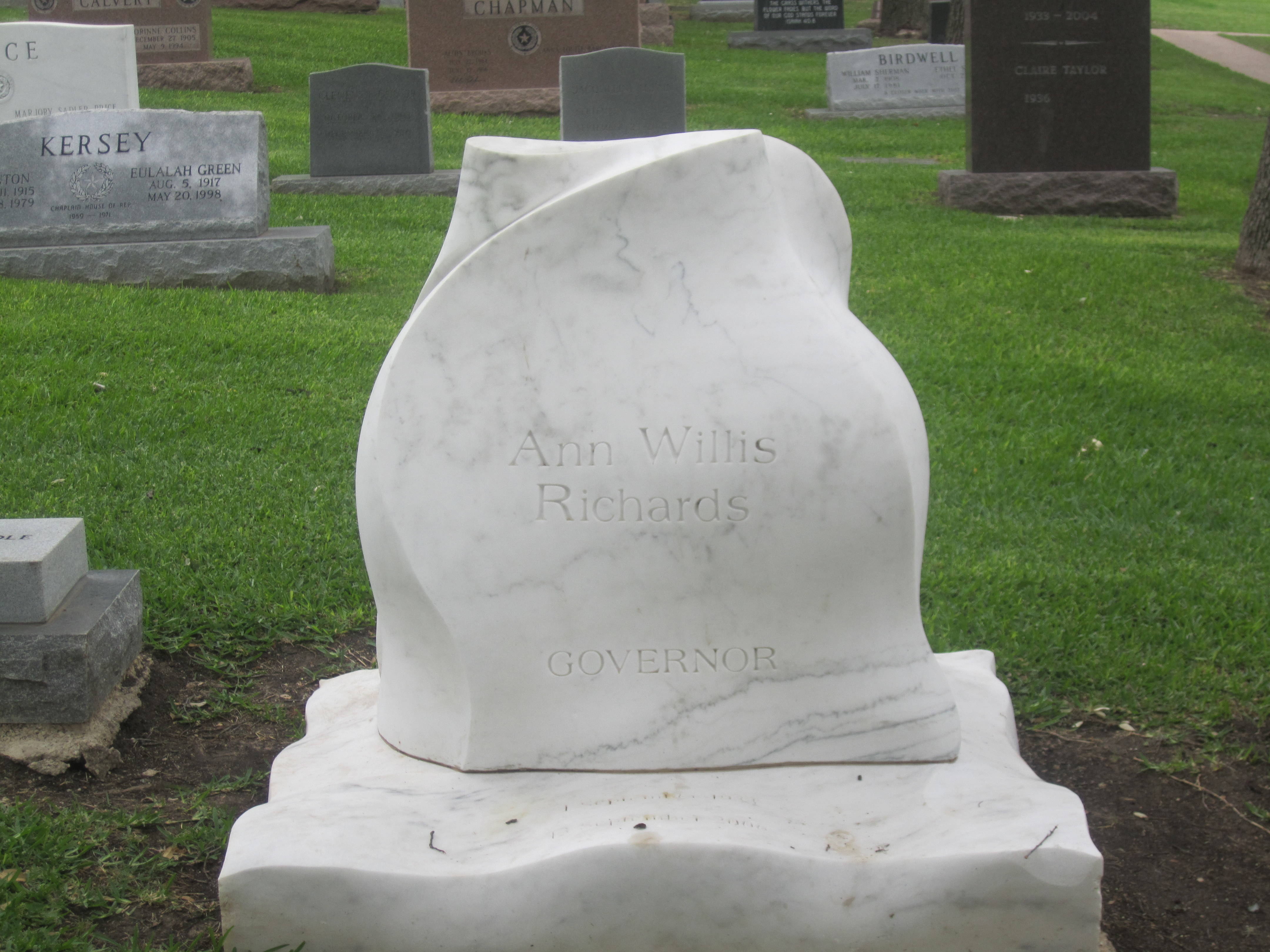 오스틴의 텍사스 주립 묘지에 있는 앤 윌리스 리처즈 기념비
