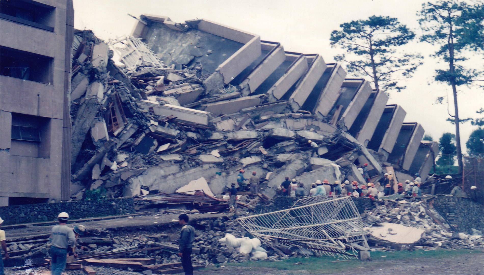 Hotel Hyatt Terraces di Baguio runtuh akibat Gempa bumi Luzon 1990.
