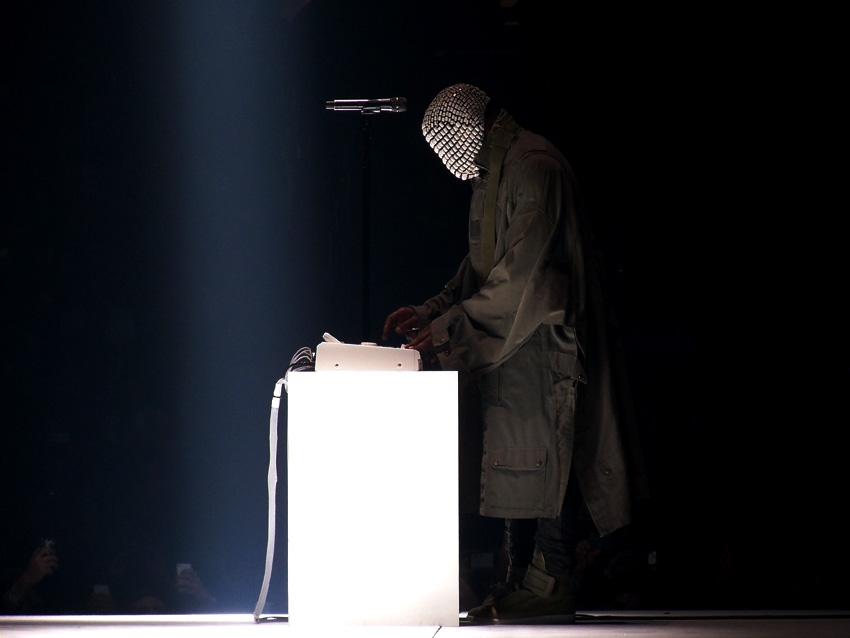 2013년 10월 26일 로스앤젤레스 스테이플스 센터에서 열린 더 예지 투어(The Yeezus Tour)에서 공연하는 가면을 쓴 <a href=