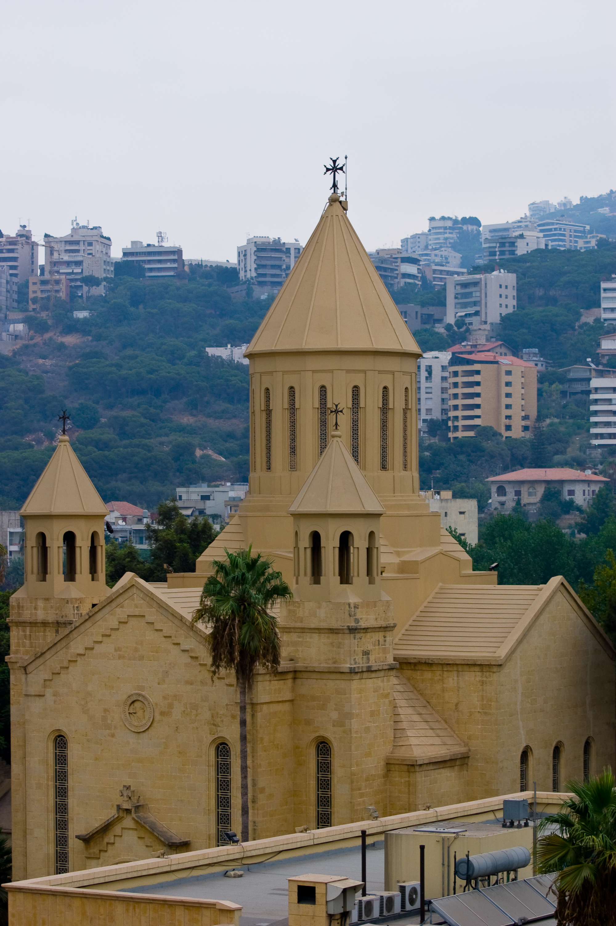 Katedral Santo Elias dan Santo Gregorius Sang Pencerah di Beirut, melayani komunitas Katolik Armenia dan Apostolik Armenia.