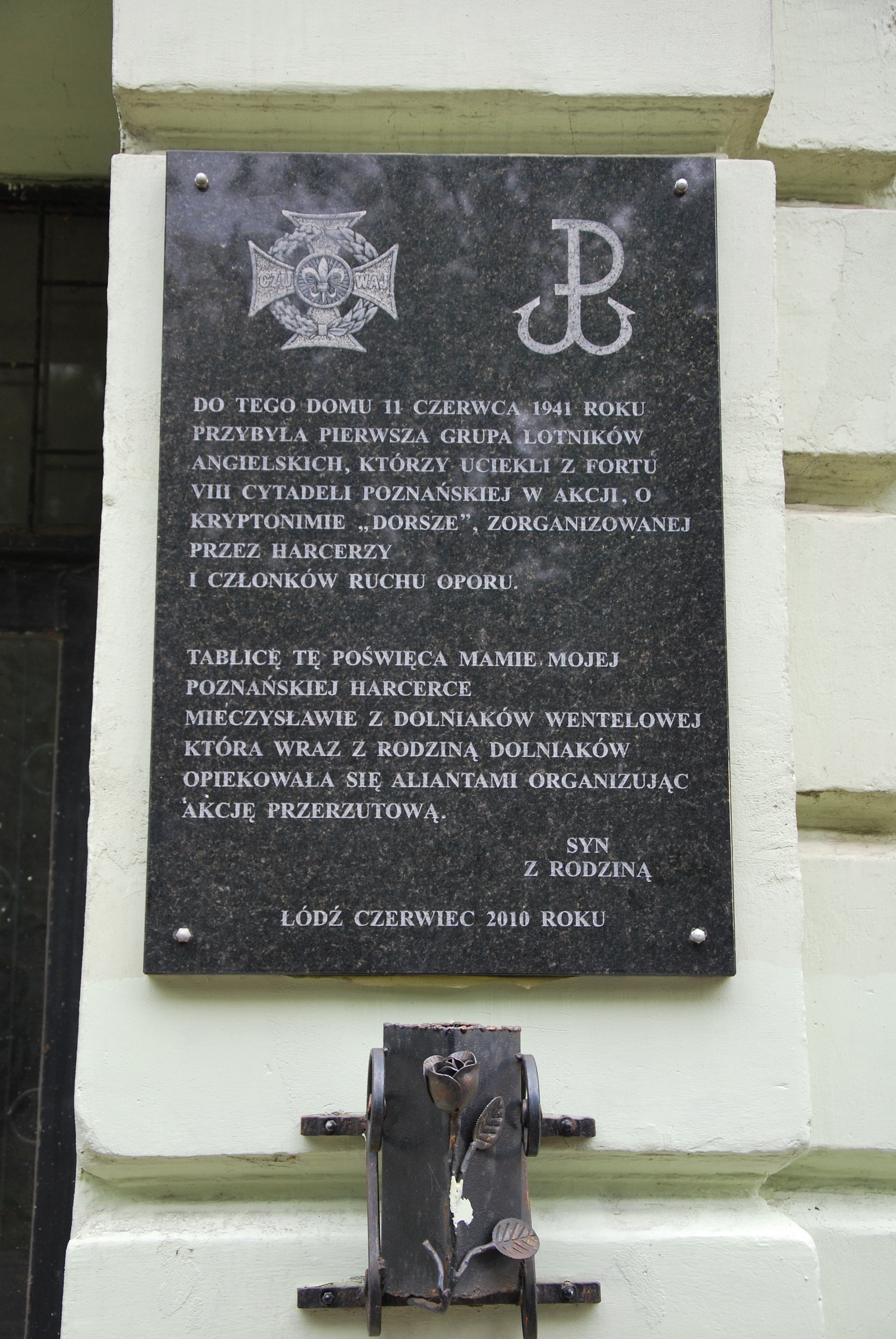 독일군 포로 수용소 Stalag XXI-D에서 1941년 폴란드 저항 운동이 조직한 <i>Dorsze</i> 작전 중 탈출한 영국 조종사들을 기리는 <a href=