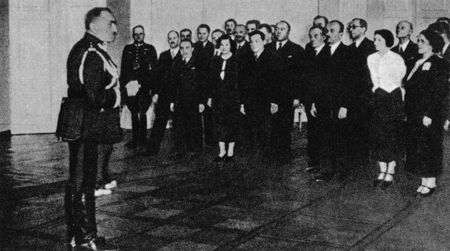 1936년 총리 지명 당시 수상 관저 직원들에게 연설하는 스크와트코프스키.