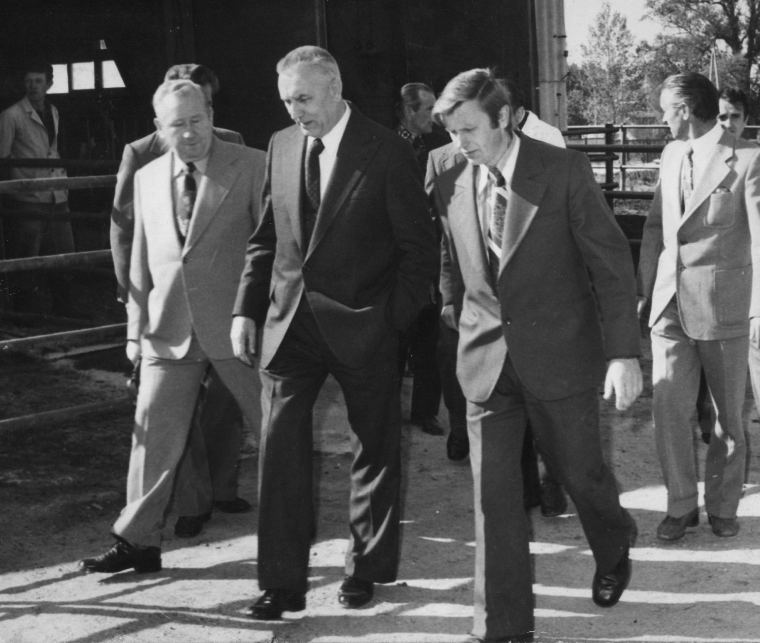 ソスノヴィエツ近郊のRząśnikジョンシニクポーランド語で地元の人々と交流する第一書記エドヴァルト・ギエレク(左から2番目)