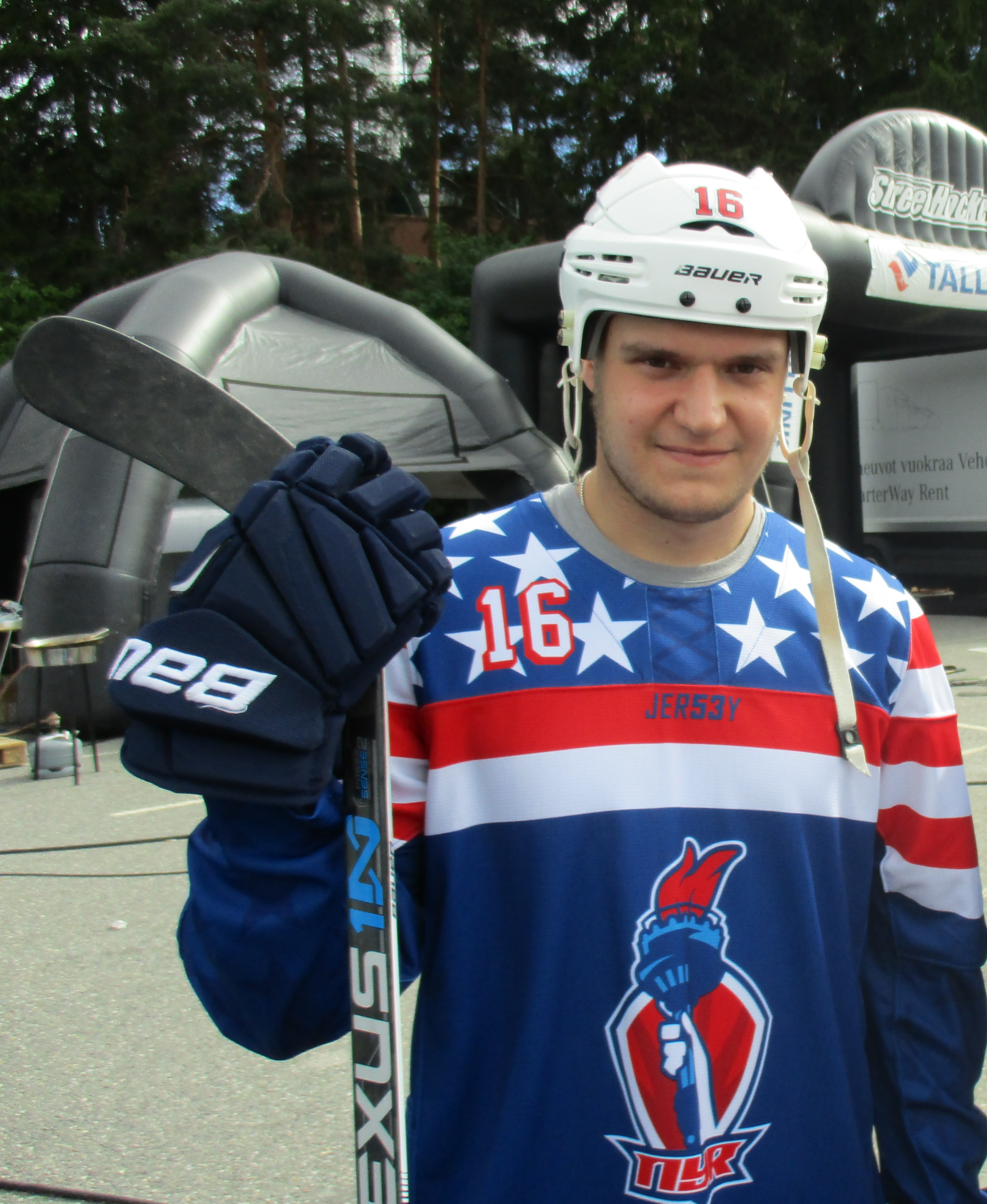 2016년 7월 탐페레에서 길거리 하키를 하는 바르코브.