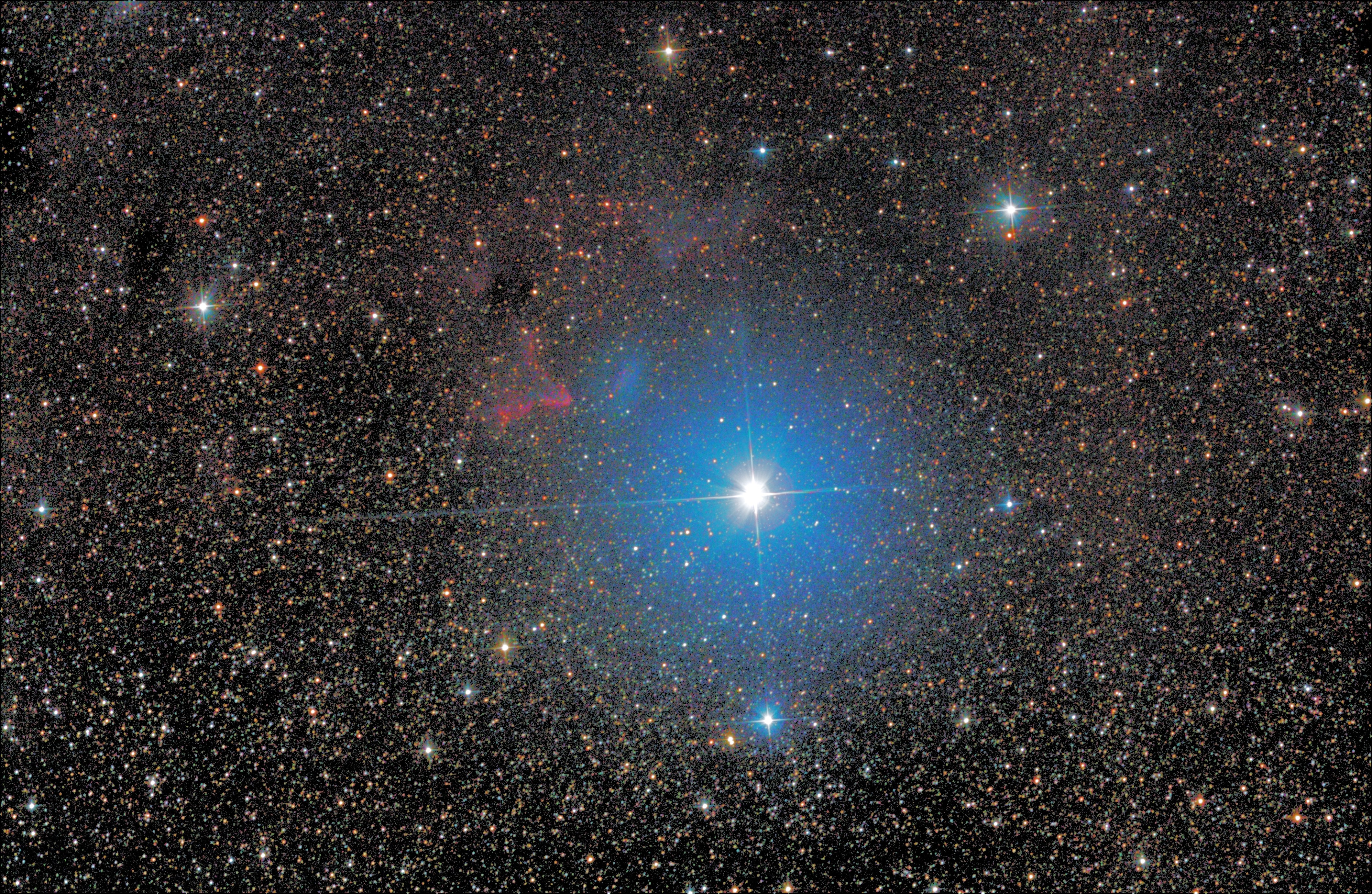 γ 카시오페이아자리와 관련된 성운 IC63 및 IC59의 아마추어 이미지. 감마 카시오페이아자리 바로 남쪽에 있는 밝은 별은 HD 5408로, 고유 운동을 공유하는 동반성이다. (<small>Neil Michael Wyatt</small>)