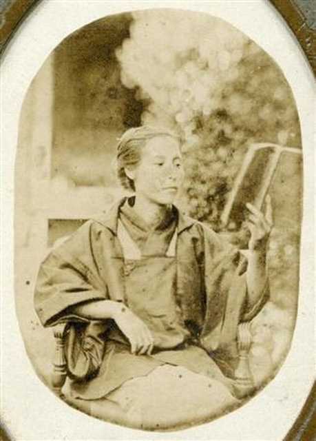 คุซูโมโตะ อิเนะ (ค.ศ. 1827-1903) บุตรสาวของซีบ็อลท์ แพทย์หญิงชาวญี่ปุ่นคนแรกที่ได้รับการศึกษาทางการแพทย์แบบตะวันตกและเป็นแพทย์ประจำพระราชสำนักของจักรพรรดินี