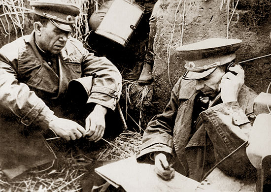 1944년 지휘소에서 알렉세이 예피셰프와 함께 있는 모스칼렌코(왼쪽)