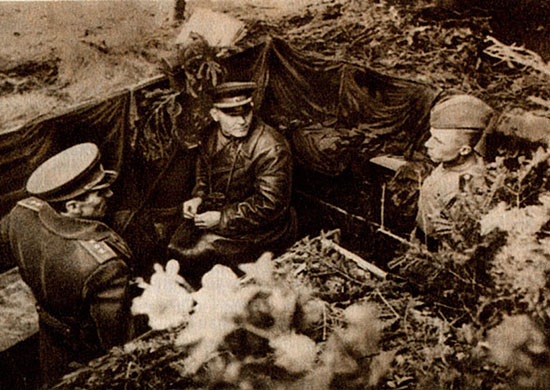 1945년 카르파티아 산맥의 지휘소에서 이반 코네프 원수(중앙)와 함께 있는 모스칼렌코(왼쪽)
