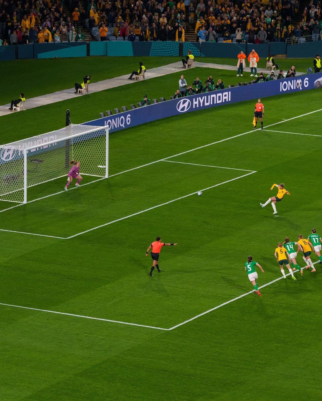 2023년 FIFA 여자 월드컵에서 아일랜드를 상대로 오스트레일리아의 선제골을 기록하는 캐틀리