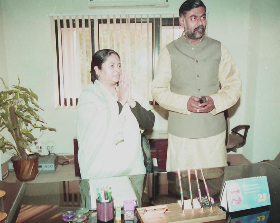 Banerjee mengambil alih tugas sebagai Menteri Arang Batu dan Lombong di New Delhi pada 9 Januari 2004.