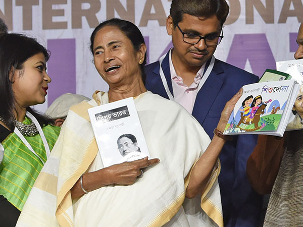 第43回コルカタ国際ブックフェア(International Kolkata Book Fair)で自身の著書を手にするマムター・バナルジー。