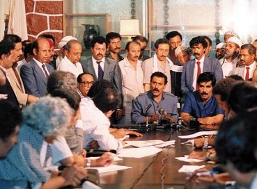 Presiden Yaman Utara, Ali Abdullah Saleh, dengan Sekretaris Jenderal Partai Sosialis Yaman, Ali Salem Al-Beidh, menandatangani perjanjian persatuan pada 30 November 1989.
