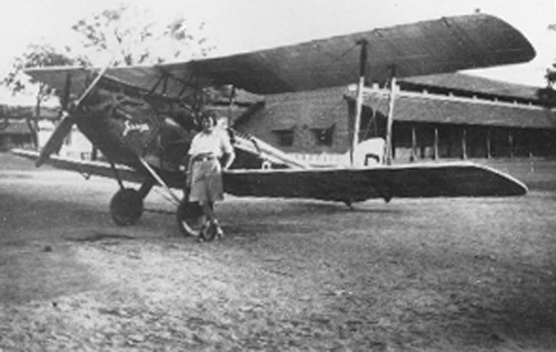 1930년 5월 인도 잔시에 있는 에이미 존슨과 그녀의 비행기 제이슨