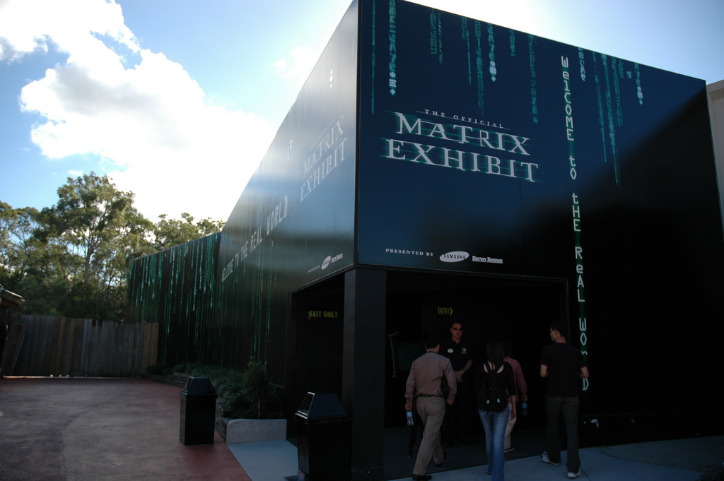 The Official Matrix Exhibit를 수용하는 미래 지향적이고 거대한 검은색 건물.