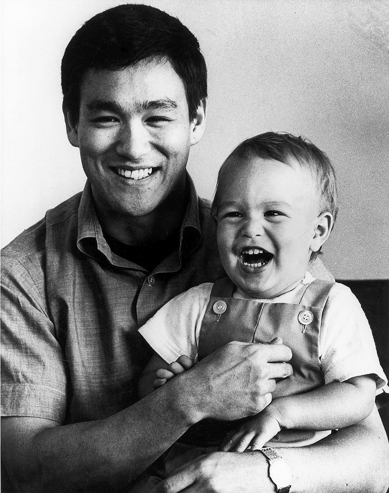 1966年、息子ブランドン・リーとブルース・リー