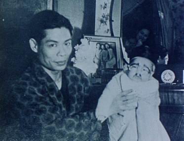 บรูซ ลีกับพ่อของเขาในทศวรรษ 1940