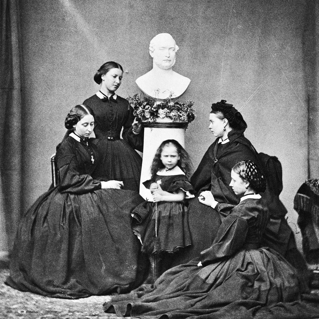 1862년 빅토리아 여왕의 딸들이 아버지의 죽음을 애도하고 있다. 베아트리스는 중앙에 서 있다.