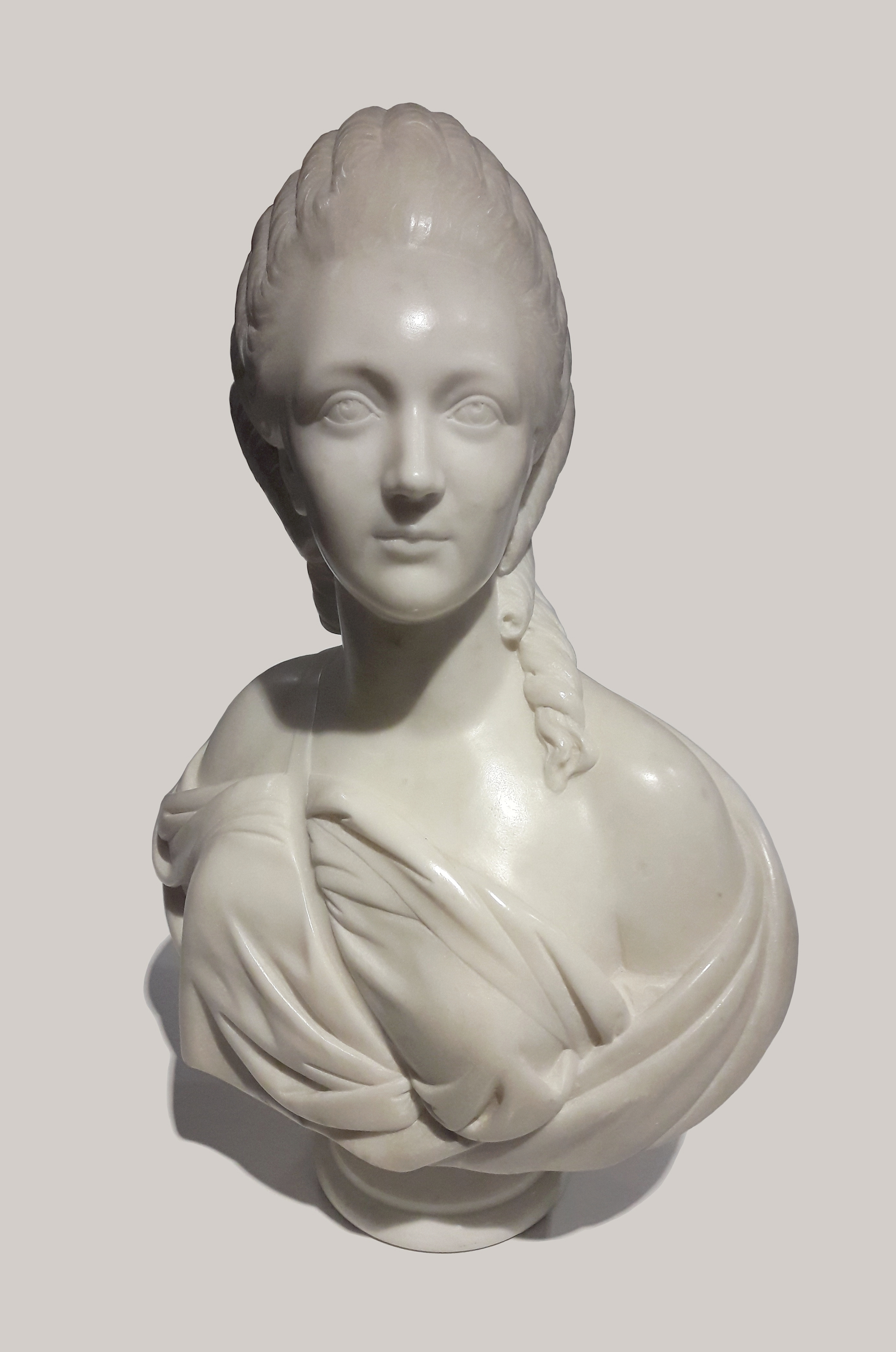 1773年、オーギュスタン・パジューによるマダム・デュ・バリーの大理石像。ワルシャワ国立美術館蔵。