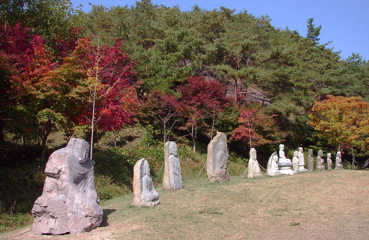 여러 석불 조각
