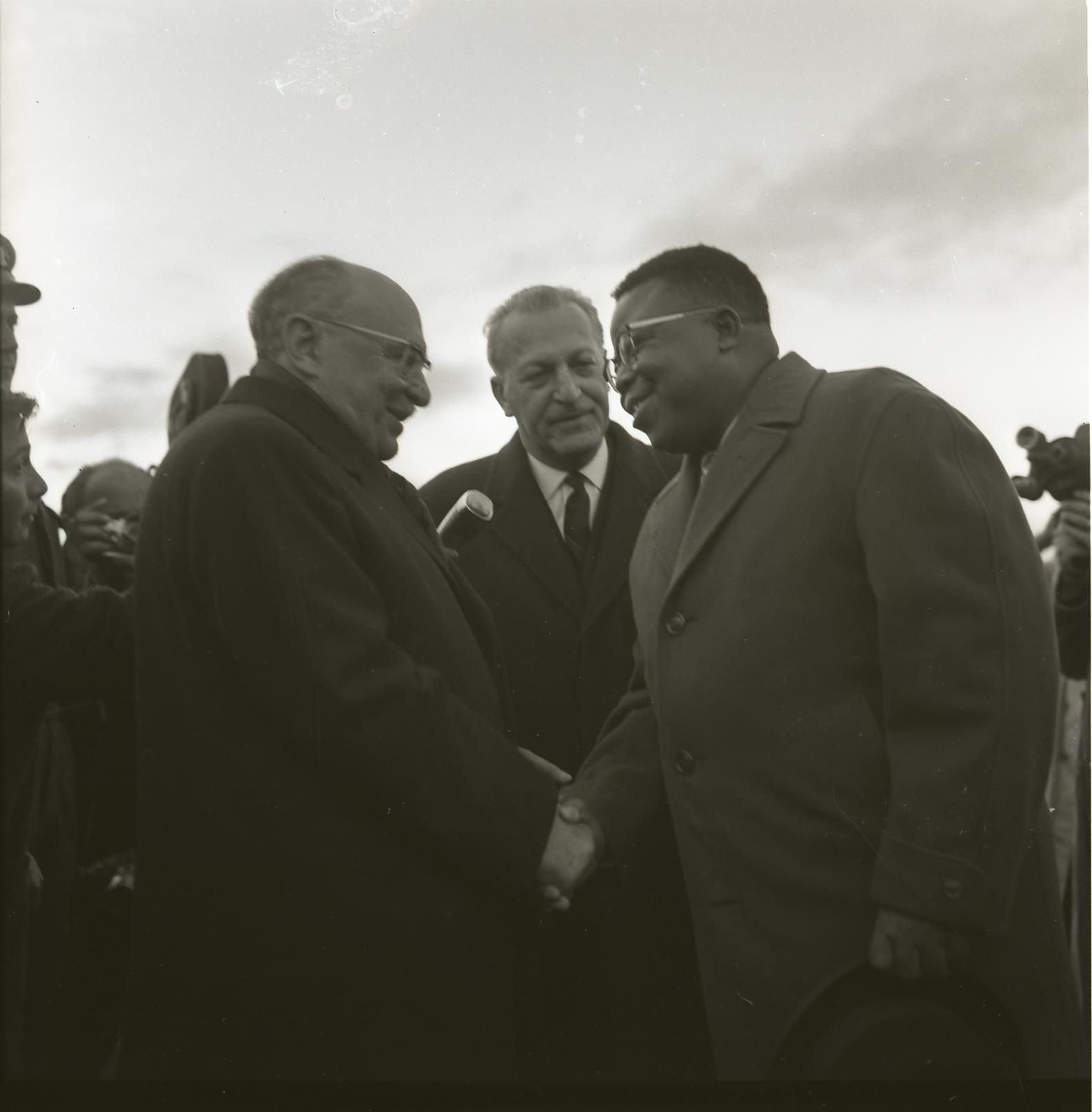 1963년 이스라엘 방문 중의 카사부부, 대통령 찰만 샤자르와 함께