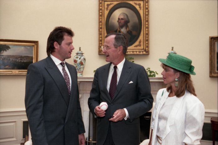 Clemens (kiri) bersama Presiden George H. W. Bush (tengah) dan isteri Clemens, Debra, di Pejabat Oval pada tahun 1989.