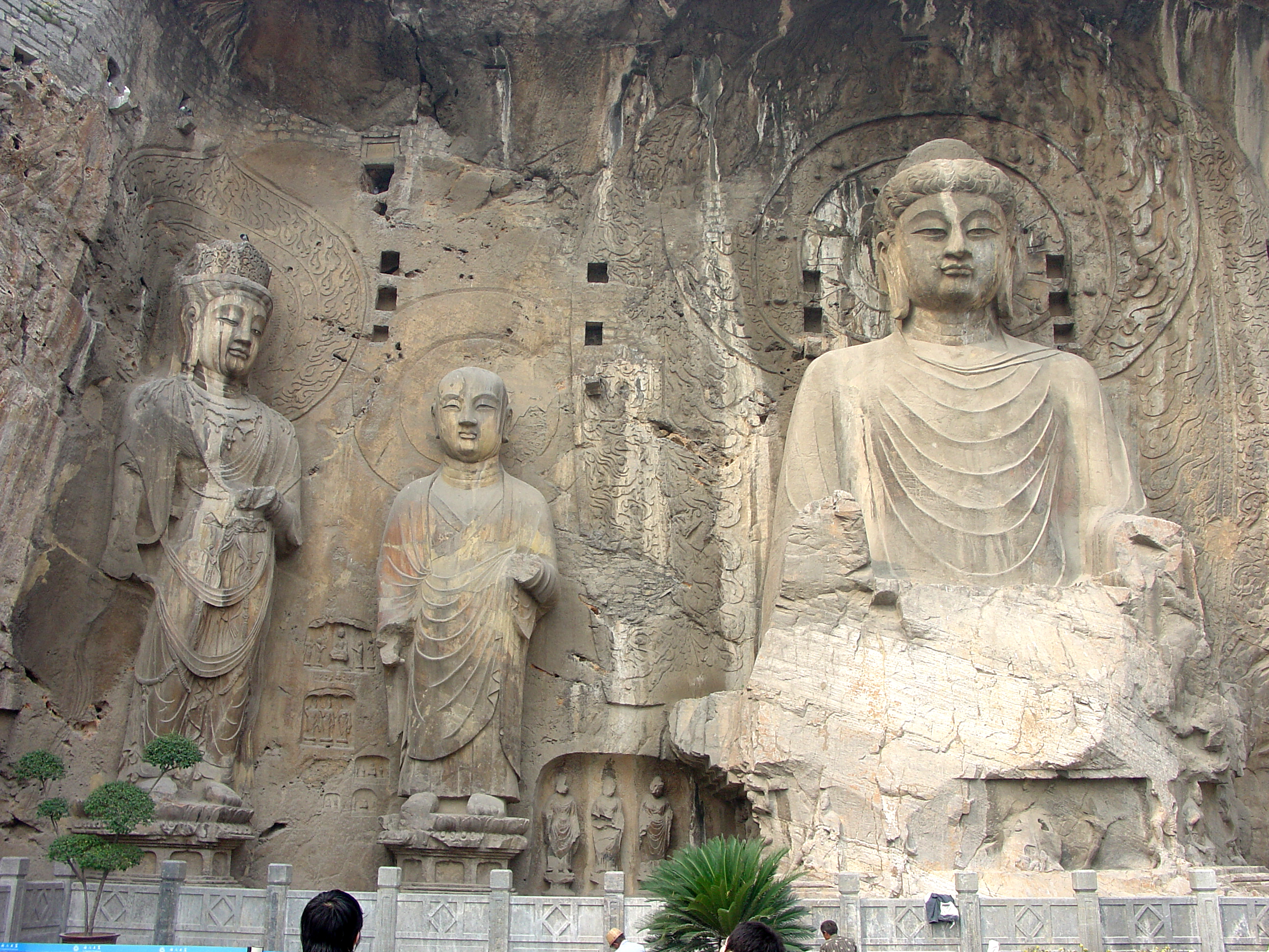 龍門石窟の奉先寺洞(675年頃)、武則天が建立を命じた。中央の巨大な仏像は毘盧遮那仏を表す。