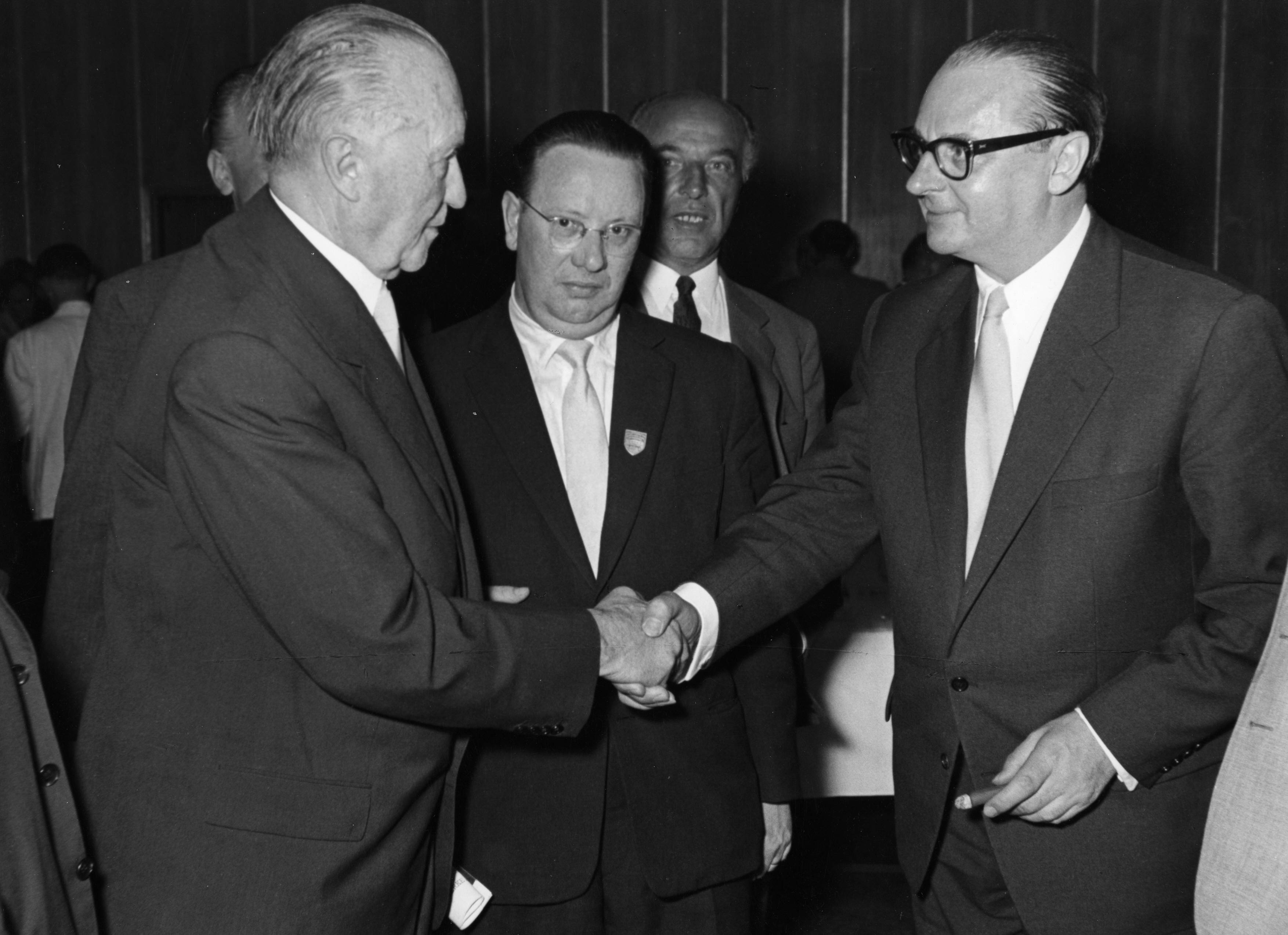 ブレンターノ(右)とアデナウアーが1957年のCDU党大会で。