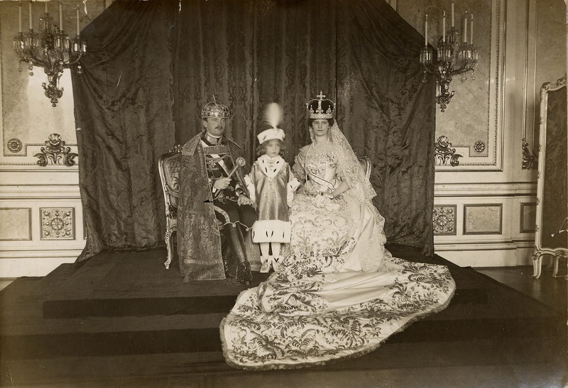 カール4世、ツィタ皇后、オットー皇太子。戴冠式の際の写真。ブダペスト、1916年。