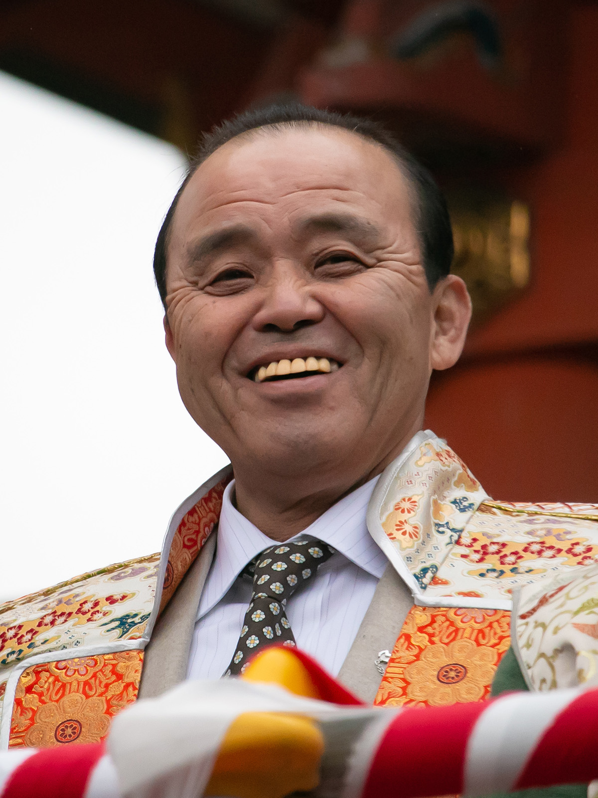 อากิโนบุ โอคาดะ ที่ศาลเจ้าอิกุตะ (ค.ศ. 2019)