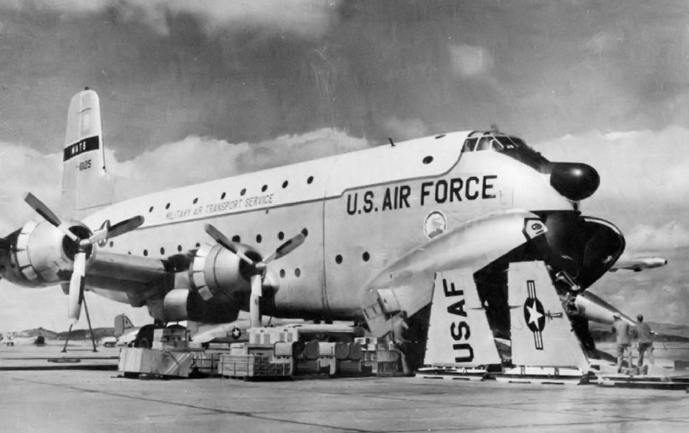 수송을 위해 분해된 F-104를 C-124에 싣는 모습