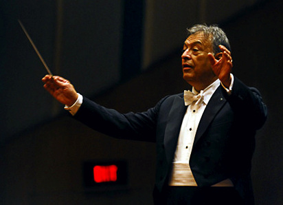 Mehta conducting the Israel Philharmonic Orchestra in Mumbai, October 2008