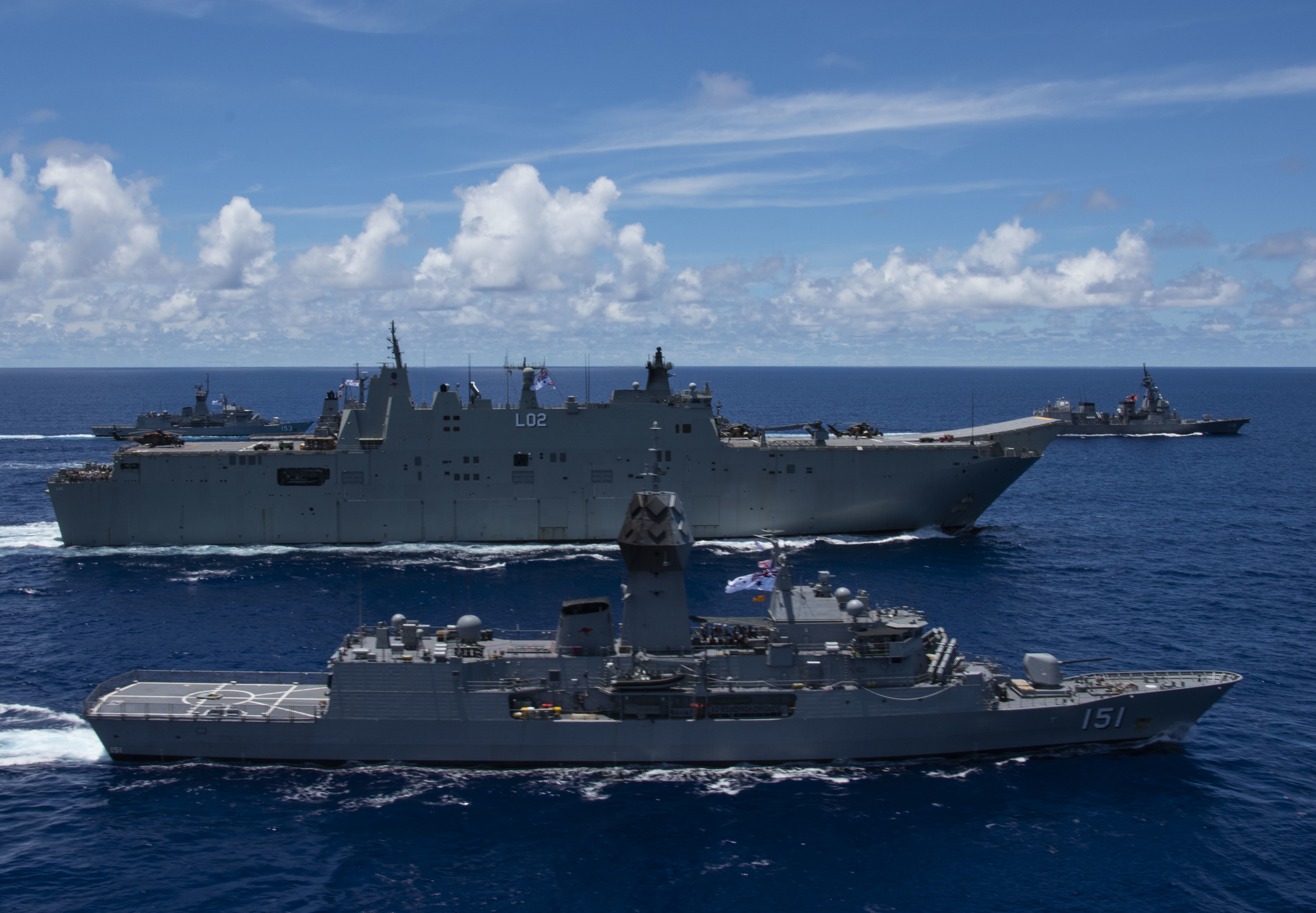 HMAS Canberra, sebuah Canberra-class kapal pendarat helikopter, dan HMAS Arunta, sebuah Anzac-class frigat, berlayar dalam formasi