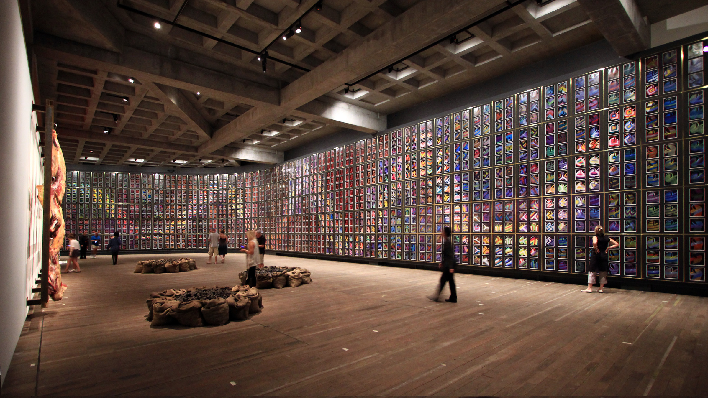 Disimpan di Museum Seni Lama dan Baru di Hobart, Tasmania, mural Snake (1970) karya Sidney Nolan terinspirasi oleh mitos penciptaan Aborigin tentang Ular Pelangi, serta bunga gurun yang mekar setelah kemarau.