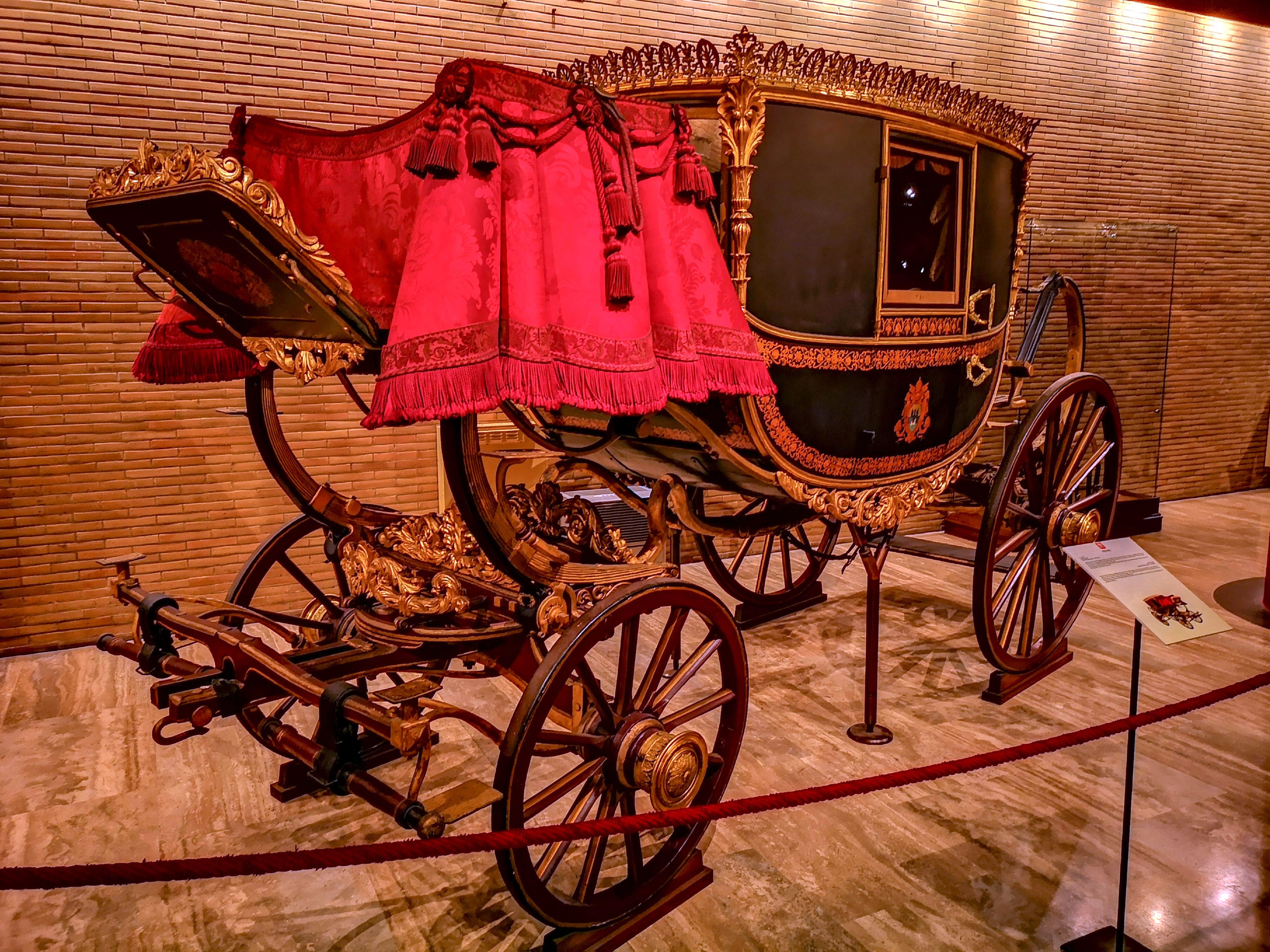 교황 비오 9세 시대 로마의 마차 제조업체 카살리니 형제가 제작한 갈라 베를린. 양쪽 문에 교황 문장이 있고, 오른쪽과 왼쪽에 비오 9세와 비오 10세의 문장이 있어 20세기 초까지 여러 교황 재위 기간 동안 사용되었다.