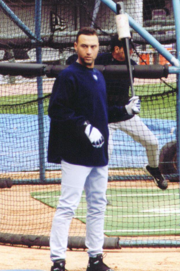 Jeter semasa latihan pukulan sebelum perlawanan pada tahun 2004
