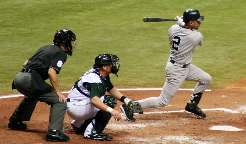 Jeter memukul bola menentang Tampa Bay Devil Rays pada tahun 2006
