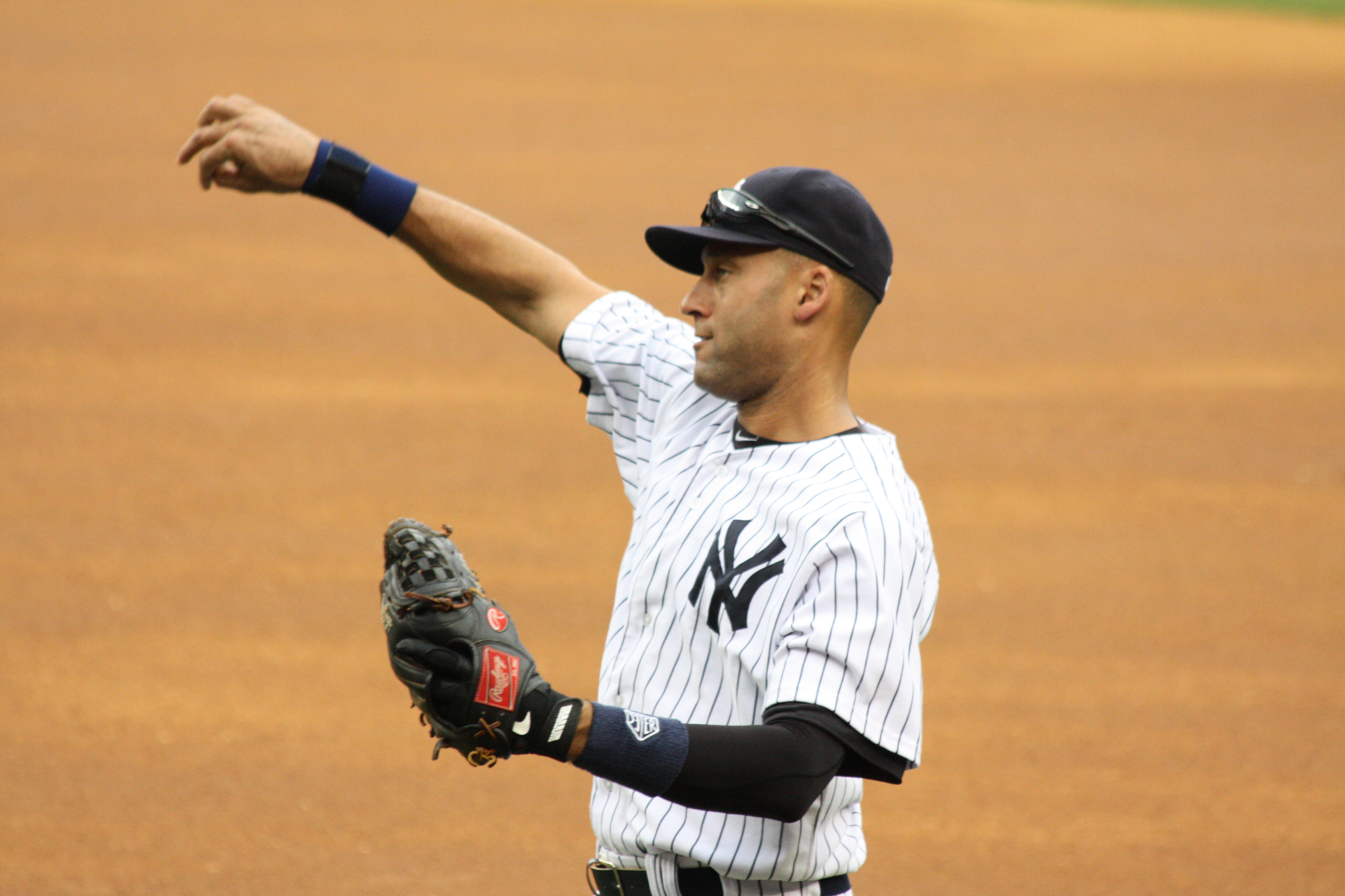 Jeter melakukan lontaran pemanasan pada Ogos 2012