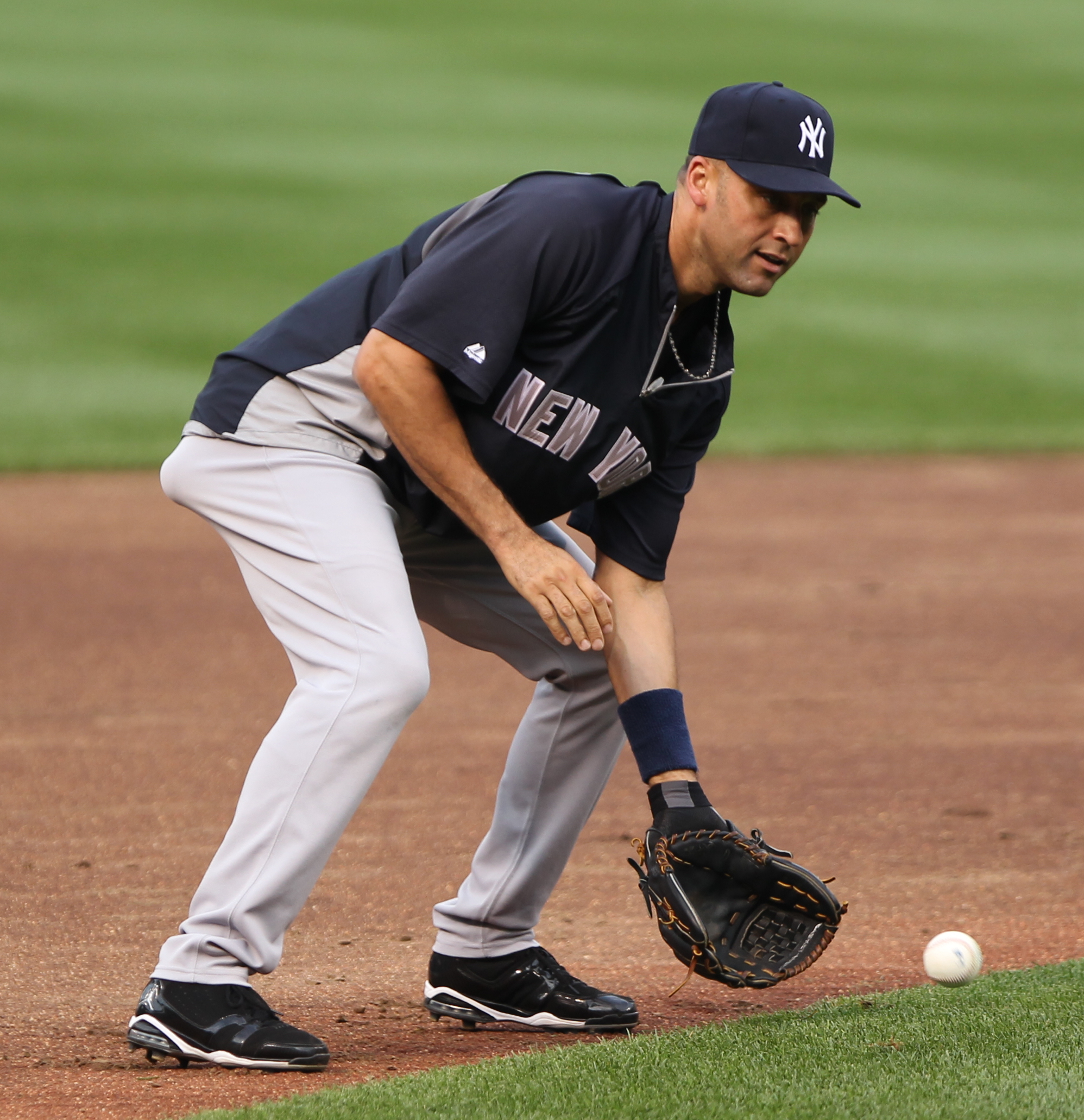 Jeter berlatih fielding pada Ogos 2011
