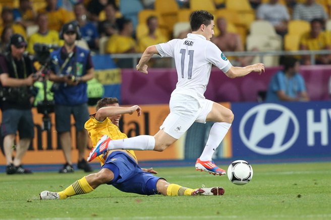 UEFA 유로 2012에서 스웨덴 수비수를 제치고 드리블하는 나스리