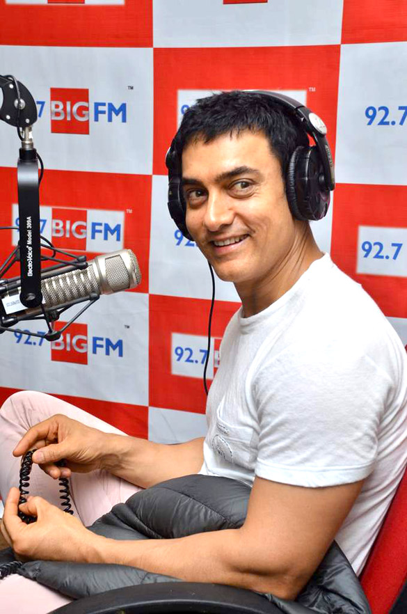 92.7 BIG FMラジオ局でのカーン