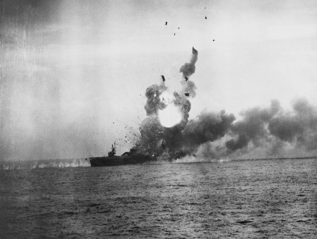 1944년 10월 25일 USS 세인트 로 (CVE-63)를 강타하여 거대한 화염을 일으키는 가미카제기