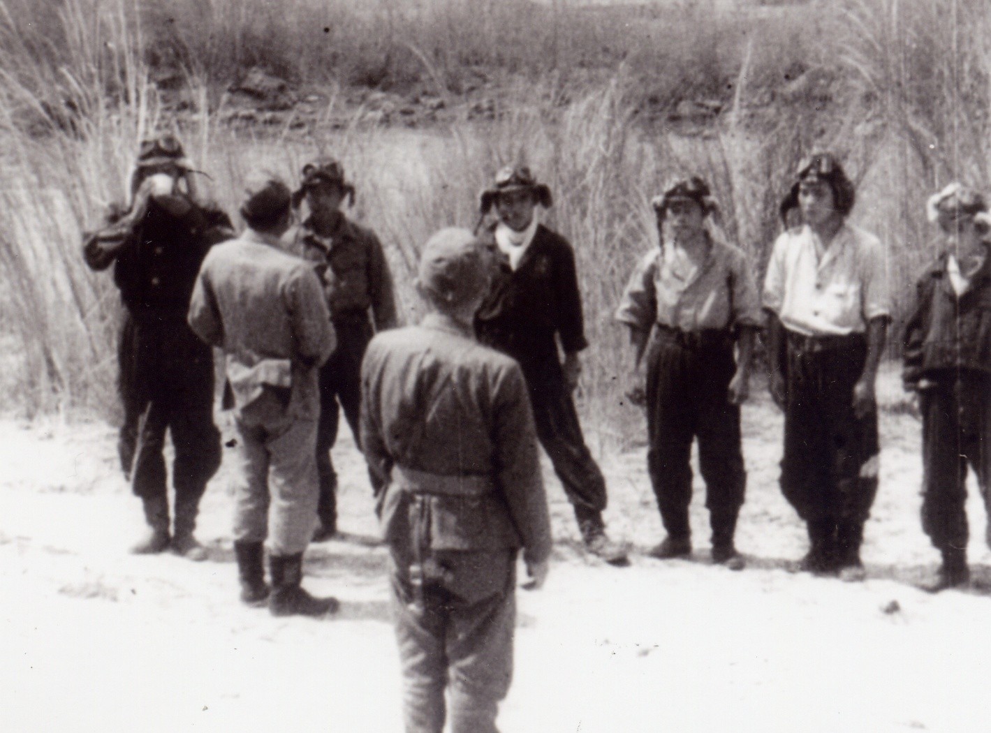1944년 10월 25일, 필리핀 마바라캇 기지에서 이륙 준비 중인 첫 가미카제 특별공격대 세키 유키오 중위의 시키시마 부대 조종사들이 의식적인 건배를 하고 있다.