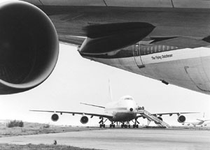 사고 당일 로스 로데오스 공항에 있는 <i>Rijn</i>(앞쪽)과 <i>Clipper Victor</i>(중앙)