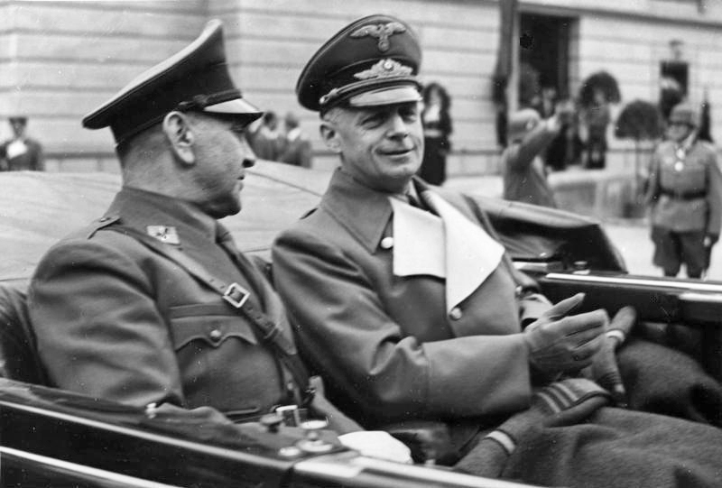 1941年6月、ヨアヒム・フォン・リッベントロップ(右)とアンテ・パヴェリッチ(左)