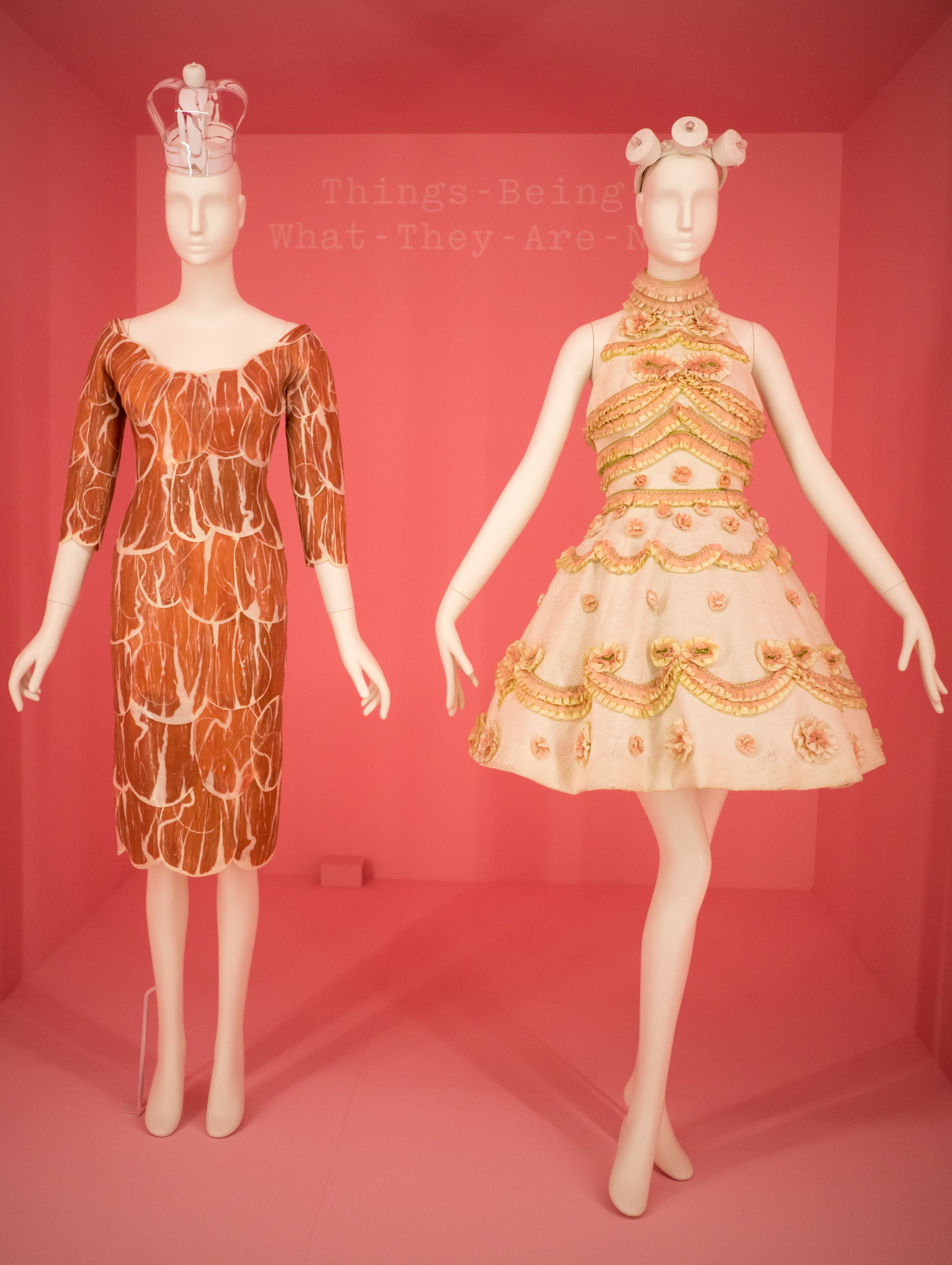 Gaun rancangan Scott (kiri) dipamerkan di pameran Camp: Notes on Fashion di The Met.