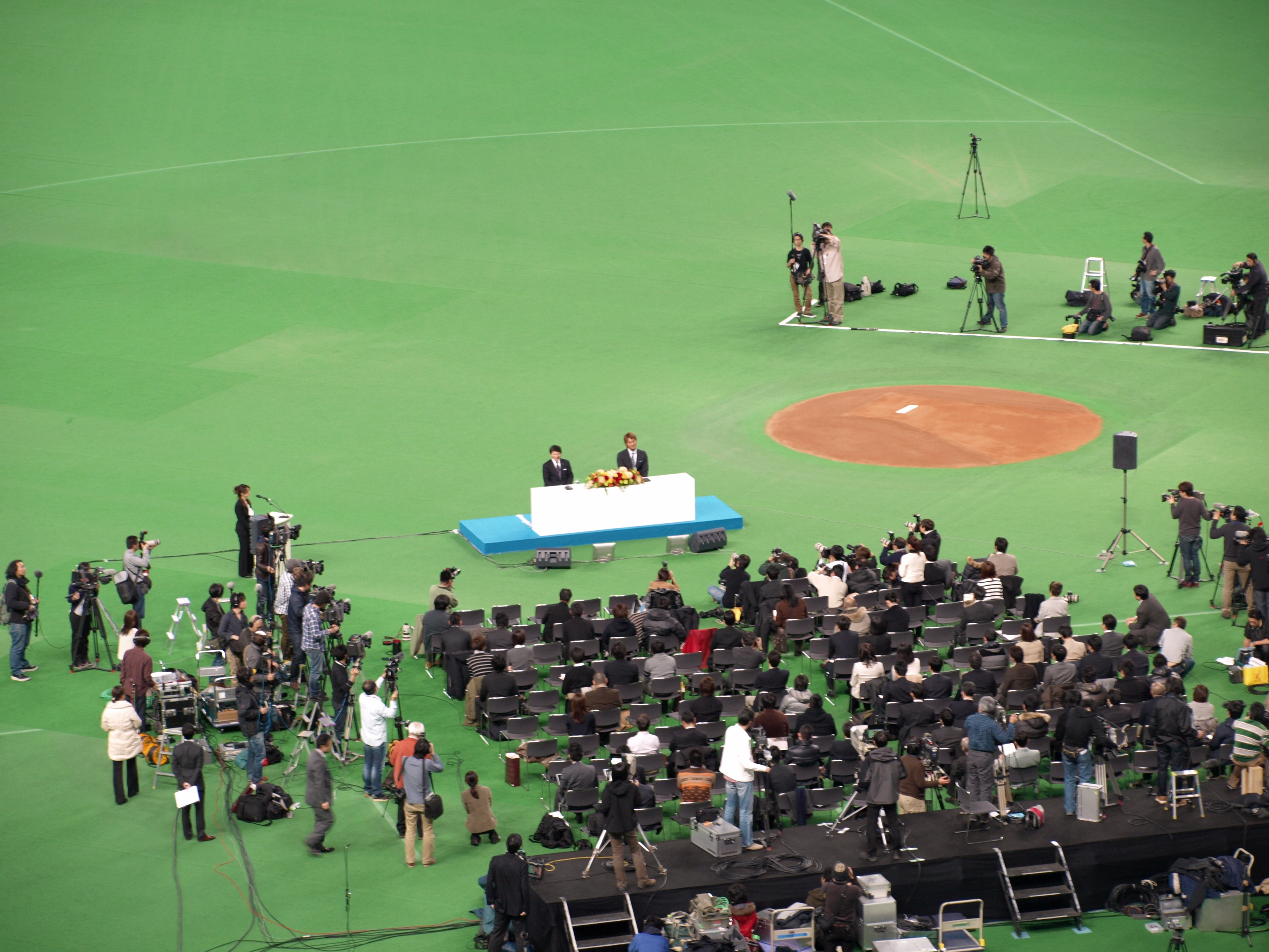 2012年1月24日、札幌ドームでの記者会見で、ダルビッシュは1万人以上のファイターズファンにMLB移籍を決めた理由を語った