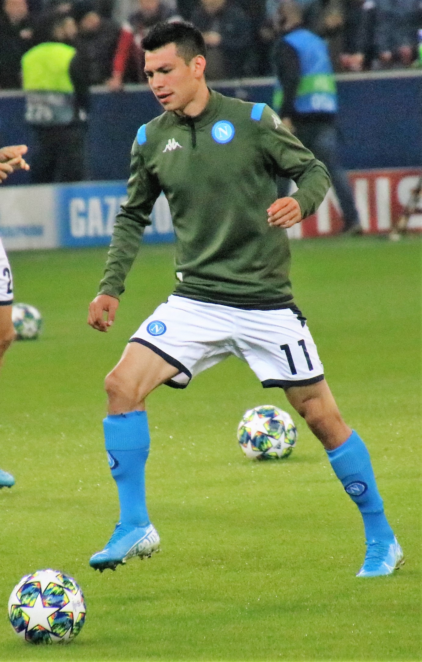 Lozano saat pemanasan sebelum pertandingan Liga Champions UEFA pada tahun 2019.