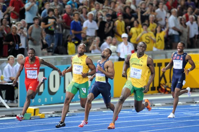 게이가 100m 세계 선수권 결승에서 볼트에게 뒤처졌지만 새로운 미국 기록을 세우는 모습