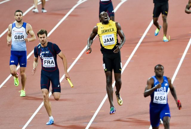 2017년 세계 선수권 대회 4x100m 계주 결승에서 경주 중인 콜먼(오른쪽).