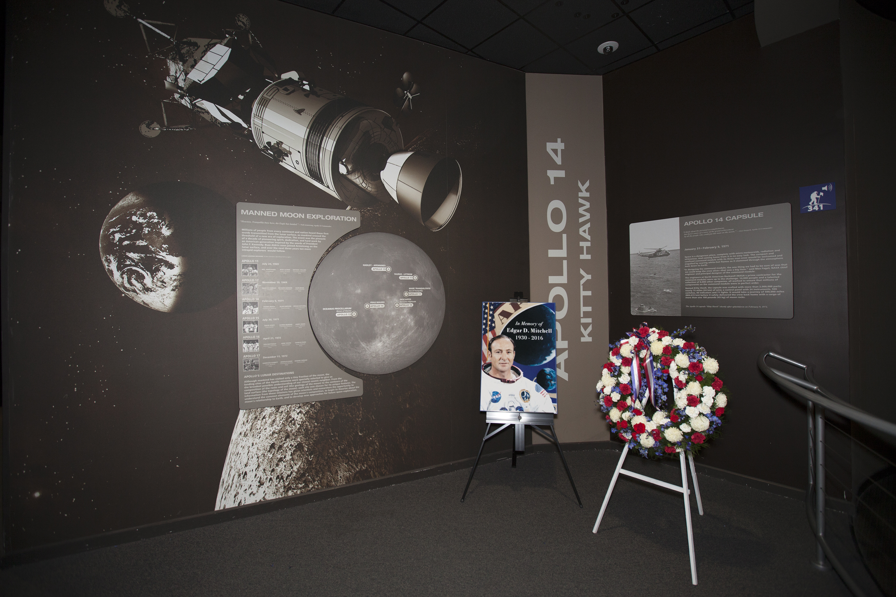 ケネディ宇宙センターの『アポロの宝物』展にあるエドガー・ミッチェルの追悼の花輪。